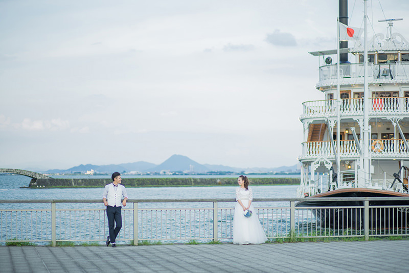 琵琶湖汽船の前で結婚写真